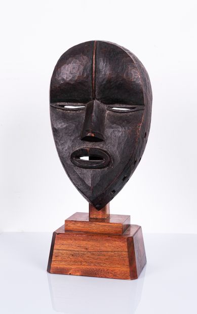 null Dan mask 

Ivory Coast Wood, shiny brown patina H. 21 cm On its base Kichizo...