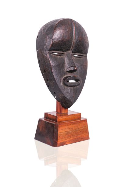 null Dan mask 

Ivory Coast Wood, shiny brown patina H. 21 cm On its base Kichizo...