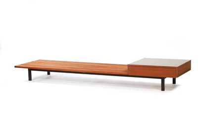 null Charlotte PERRIAND (1903-1999) 

Banquette Chêne, placage d’acajou, formica,...