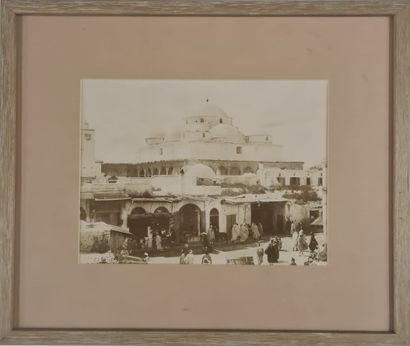 null Place Bab Souika et la mosquée Sidi-Mahrez. Tunis.

Circa 1890.

Photographie

19...