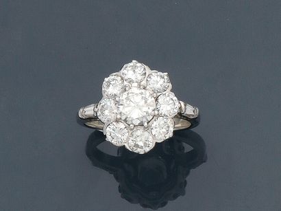 null Bague Fleur en or gris 18K 750 millièmes ornée

d’un diamant de taille moderne...