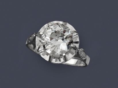 null Bague Solitaire en or gris 18K 750 millièmes

ornée d’un diamant de taille ancienne...