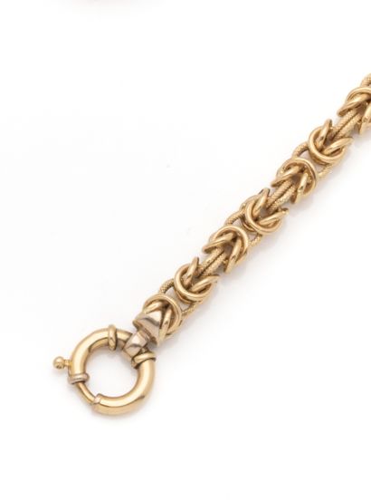 null Bracelet en or jaune 18K (750/1000) à mailles royales dont certains anneaux...