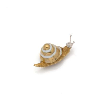 null Broche en or jaune 18K (750/1000) et platine (850/1000) représentant un escargot,...