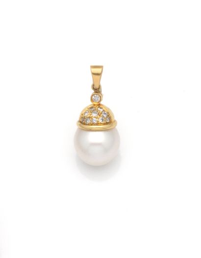 null Pendentif goutte en or jaune 18K (750/1000) composé d'une perle dans un serti...