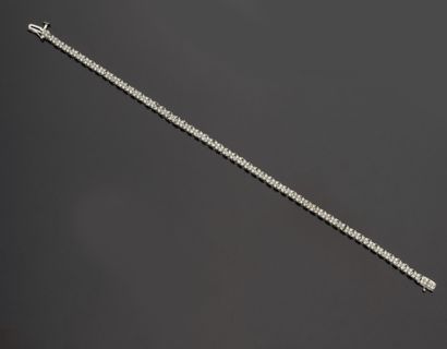 null Bracelet tennis en or gris 18K (750/1000) à décors de 54 petites fleurettes,...