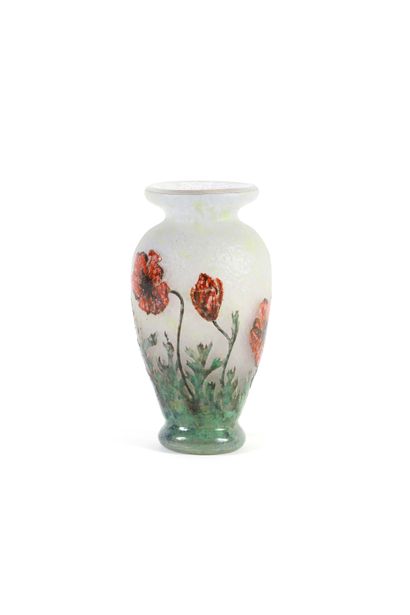  DAUM NANCY 
Vase 
Verre gravé à l’acide et émaillé 
Signé 
H : 16.5 cm 
Vase 
Glass...