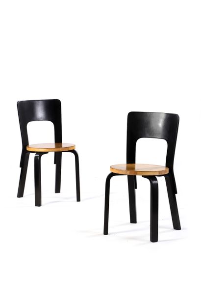 null Alvar AALTO

(1898-1976)

Pair of chairs

Birch, wood veneer

76 x 38 x 44 cm.

Artek,...