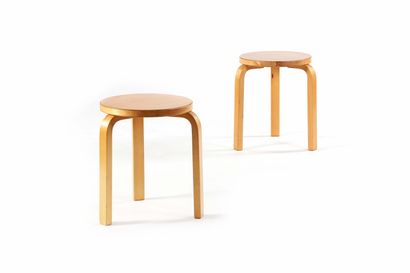 null Alvar AALTO

(1898-1976)

Suite of 2 stools called 60

Birch

45 x 34 cm.

Artek,...
