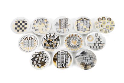 null Piero FORNASETTI

(1913-1988)

Suite of 23 calendar plates

Porcelain

D. 24.5...
