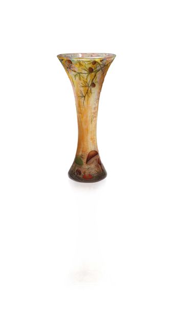  DAUM NANCY 
(1859-1926) 
Vase cornet 
Verre gravé à l’acide à décor de champignons...