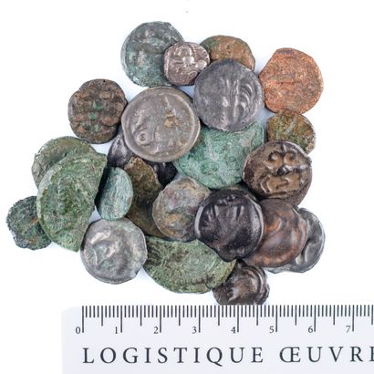 null Ensemble de 26 monnaies gauloises principalement potins et bronzes: Massilia,...