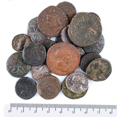 null Lot de 21 monnaies dont 17 grecques en bronze, 2 as romains, 2 deniers romains.

L’ensemble...