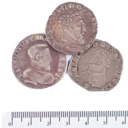 null 3 monnaies : Henri II 1547-1559. Teston 1555 L Bayonne 9,21 gr. Dy 983 var....