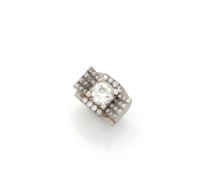 null Bague en platine (850/1000) et or gris 18K (750/1000) centrée d'un diamant old...