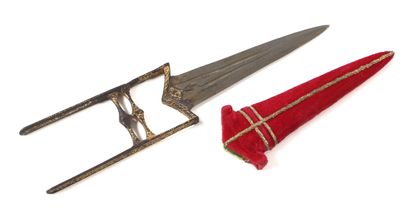 null Indian dagger "Katar 

Handle with two branches and two braces in iron enriched...