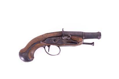 null 
Small flintlock pistol for travel.
Barrel tuliped with the mouth. Round body...