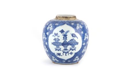 null 
CHINE, XVIIIe siècle




Pot à gingembre en porcelaine à décor bleu blanc d'objets...