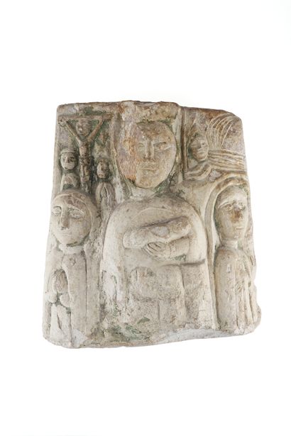 null Bas-relief en pierre calcaire sculptée représentant la Nativité composée de...