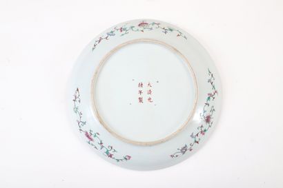null 
CHINE, Marque et Époque Guangxu




Important plat en porcelaine à décor en...