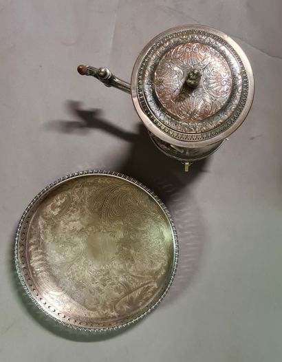 null Samovar et son plateau en métal argenté à décorgravé de rinceaux.

Travail anglais,...