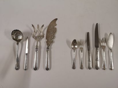 null Lot including : 

- 12 silver plated cutlery, with joncc decoration. Goldsmith:...
