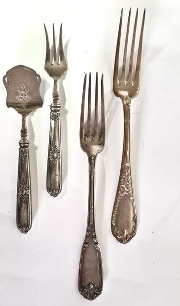 null Lot in silver plated metal including : 

6 table forks with rocaille and iris...