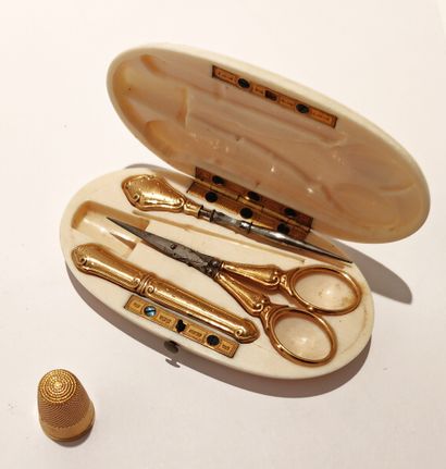 null Sewing kit in 18K yellow gold (750/1000) composed of a pair of scissors with...