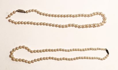null Lot of two cultured pearl necklaces, one with an 18K (750/1000) white gold clasp...