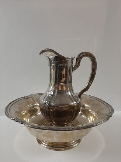 null GALLIA

Ewer in silver plated metal, the body decorated with foliage, the neck...