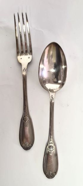 null Lot in silver plated metal including : 

6 table forks with rocaille and iris...