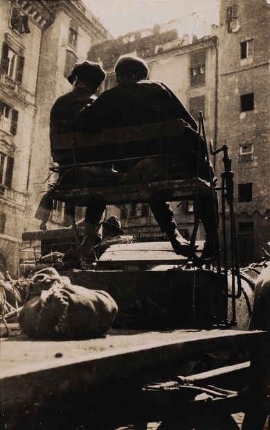 null Herbert BAYER (1900-1985)

Sur le siège du cocher, 1930

Tirage argentique d’époque,...