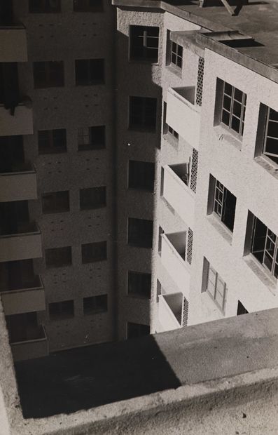 null Roger SCHALL (1904-1995)

Immeubles, c.1935

Tirage argentique d’époque, tampon...