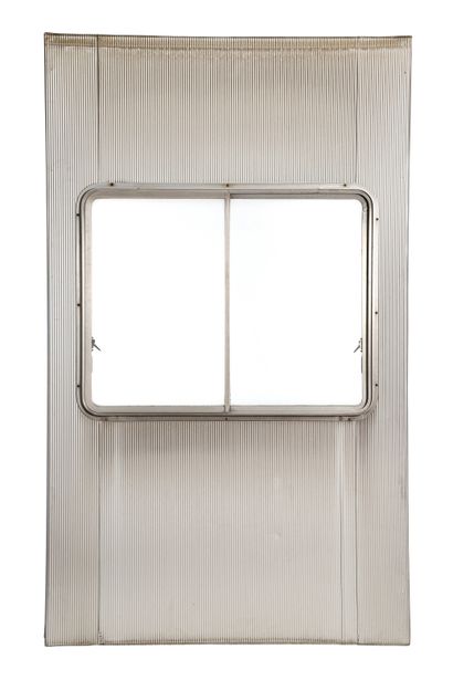  Jean PROUVÉ (1901-1984)

Panneau fenêtre

Aluminium gaufré, verre

263 x 157 cm.

Ateliers... Gazette Drouot