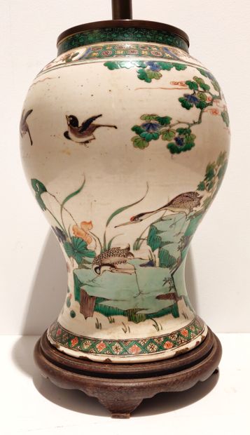 null CHINE MODERNE

Vase en porcelaine polychrome à décor d’oiseaux, de branches...