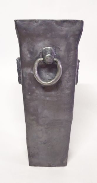 null 
André CASENOVE (1943)




Vase en fonte d'acier




Haut. : 133 cm

