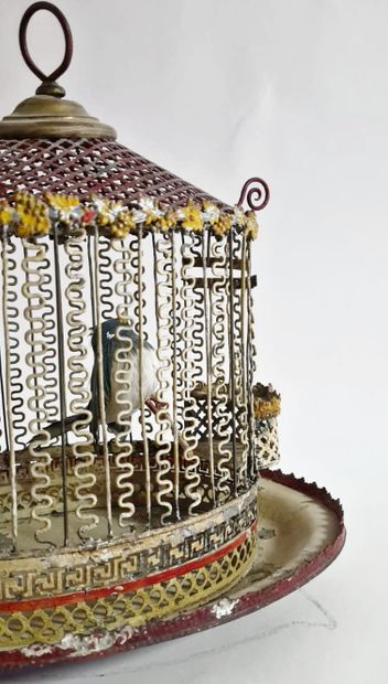 null Travail populaire du XXème siècle 

Cage à oiseau en métal peint 

Dim. : 31...
