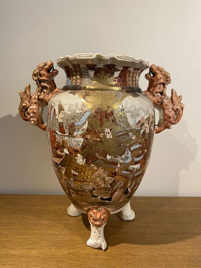 null JAPON, vers 1900

Rare vase tripode en porcelaine Satsuma à décor de samouraïs...