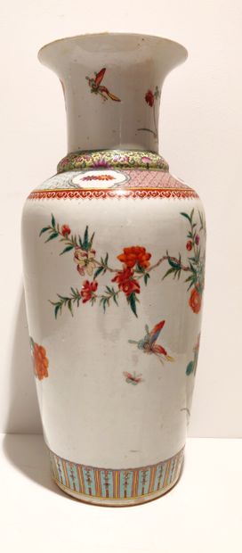 null CHINE, XIXe / XXe siècles

Vase en porcelaine polychrome monté en lampe à...