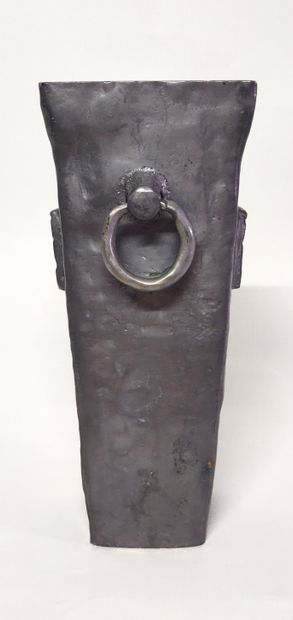 null 
André CASENOVE (1943)




Vase en fonte d'acier




Haut. : 133 cm
