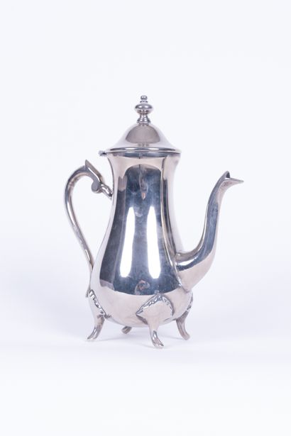null Bennani Brothers, Morocco

Silver plated metal jug resting on 4 feet.

Height...