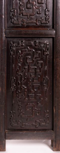 null CHINE, XIXe siècle

Importante armoire en bois de Hongmu sculpté, ouvrant...