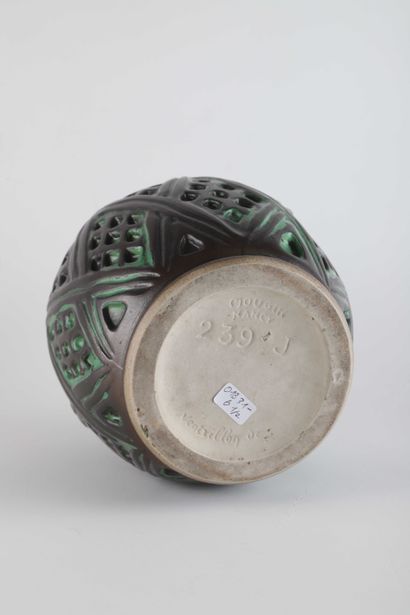 null Géo CONDÉ (1891-1980)

Vase (239)

Grès

H. : 25,5 cm

On y joint un vase en...