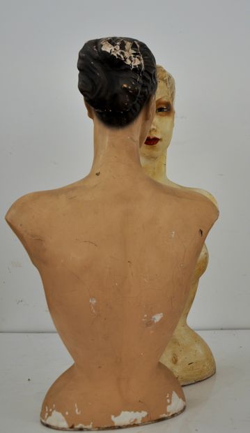 null Lot comprennant deux bustes de mannequins en plâtre polychrome.

H.: 77 et 75...