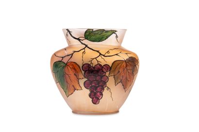 LEUNE 
Vase 
Verre peint à décor de vignes...