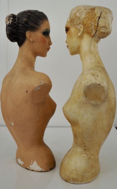 null Lot comprennant deux bustes de mannequins en plâtre polychrome.

H.: 77 et 75...