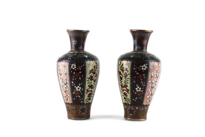 null Japon, 19e siècle 

Ensemble comprenant deux paires de vases en émaux cloisonnés...