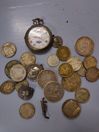  Lot en argent et métal comprenant : 
- une montre de poche à quantieme complet en...