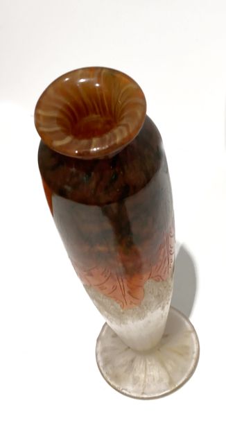 null Le verre Français

Vase tubulaire en verre gravé à l’acide à décors rouge orangé...