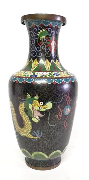 null Indochine, XXème siècle

Vase en cloisonné à décor de deux dragons affrontés.

Haut....